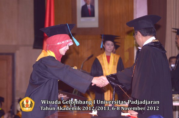 wisuda-unpad-gel-i-ta-2012_2013-fakultas-ilmu-budaya-oleh-rektor-119