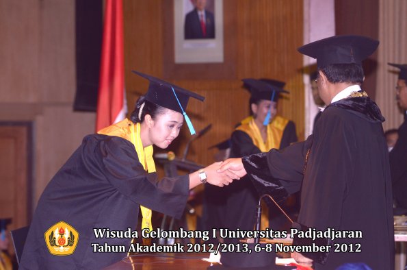wisuda-unpad-gel-i-ta-2012_2013-fakultas-ilmu-budaya-oleh-rektor-120