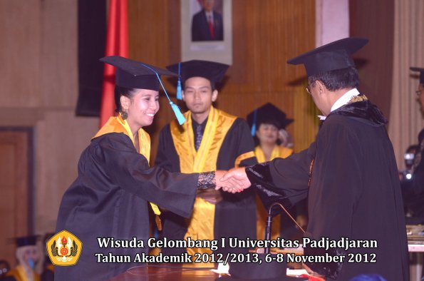wisuda-unpad-gel-i-ta-2012_2013-fakultas-ilmu-budaya-oleh-rektor-121