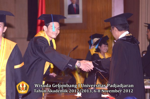 wisuda-unpad-gel-i-ta-2012_2013-fakultas-ilmu-budaya-oleh-rektor-122