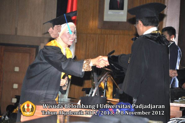 wisuda-unpad-gel-i-ta-2012_2013-fakultas-ilmu-budaya-oleh-rektor-124