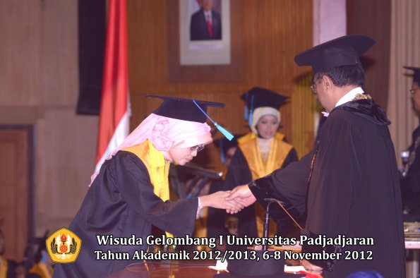 wisuda-unpad-gel-i-ta-2012_2013-fakultas-ilmu-budaya-oleh-rektor-125