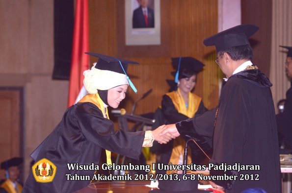 wisuda-unpad-gel-i-ta-2012_2013-fakultas-ilmu-budaya-oleh-rektor-126