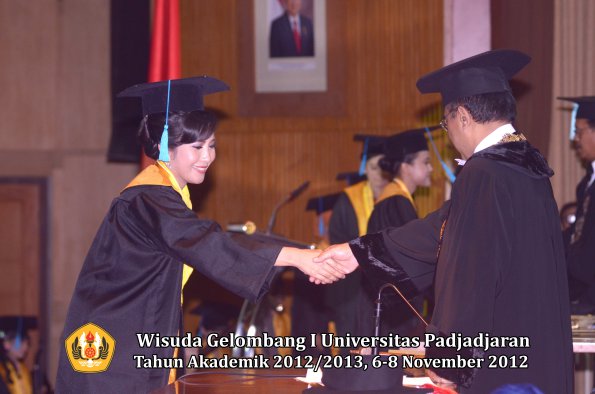 wisuda-unpad-gel-i-ta-2012_2013-fakultas-ilmu-budaya-oleh-rektor-127