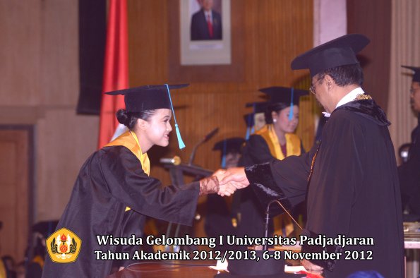 wisuda-unpad-gel-i-ta-2012_2013-fakultas-ilmu-budaya-oleh-rektor-128