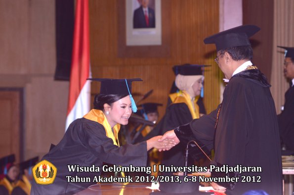 wisuda-unpad-gel-i-ta-2012_2013-fakultas-ilmu-budaya-oleh-rektor-129