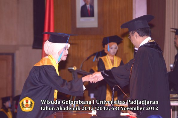 wisuda-unpad-gel-i-ta-2012_2013-fakultas-ilmu-budaya-oleh-rektor-130