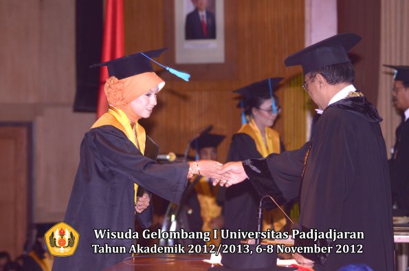 wisuda-unpad-gel-i-ta-2012_2013-fakultas-ilmu-budaya-oleh-rektor-131