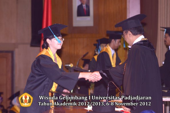 wisuda-unpad-gel-i-ta-2012_2013-fakultas-ilmu-budaya-oleh-rektor-133