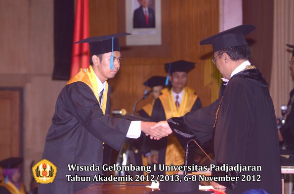 wisuda-unpad-gel-i-ta-2012_2013-fakultas-ilmu-budaya-oleh-rektor-134