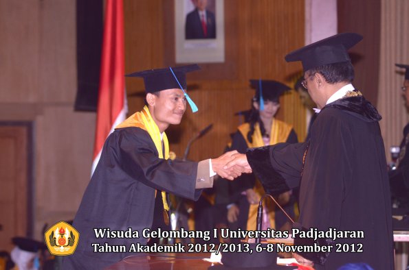 wisuda-unpad-gel-i-ta-2012_2013-fakultas-ilmu-budaya-oleh-rektor-135