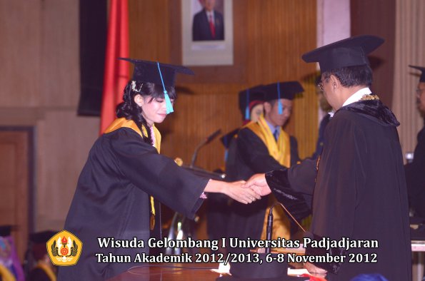 wisuda-unpad-gel-i-ta-2012_2013-fakultas-ilmu-budaya-oleh-rektor-136