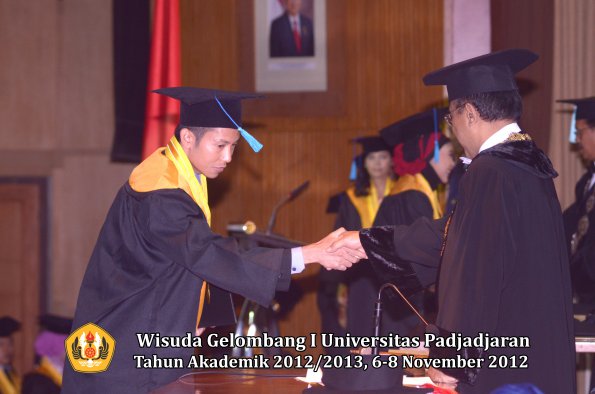 wisuda-unpad-gel-i-ta-2012_2013-fakultas-ilmu-budaya-oleh-rektor-137