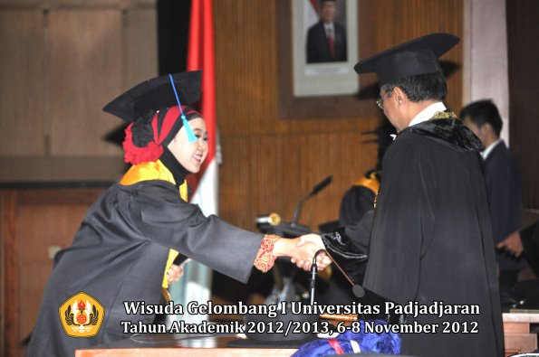 wisuda-unpad-gel-i-ta-2012_2013-fakultas-ilmu-budaya-oleh-rektor-138