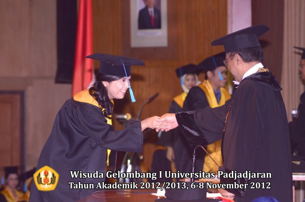 wisuda-unpad-gel-i-ta-2012_2013-fakultas-ilmu-budaya-oleh-rektor-139