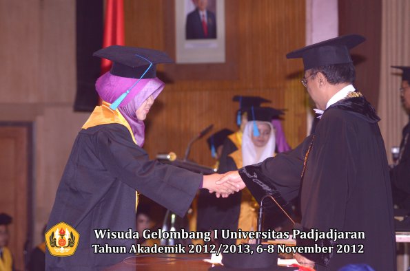 wisuda-unpad-gel-i-ta-2012_2013-fakultas-ilmu-budaya-oleh-rektor-142