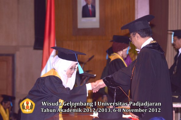 wisuda-unpad-gel-i-ta-2012_2013-fakultas-ilmu-budaya-oleh-rektor-143