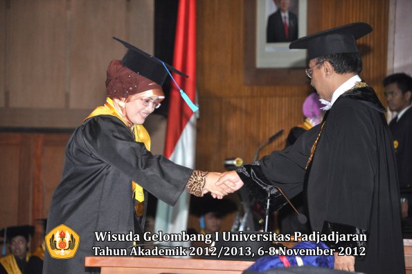 wisuda-unpad-gel-i-ta-2012_2013-fakultas-ilmu-budaya-oleh-rektor-144