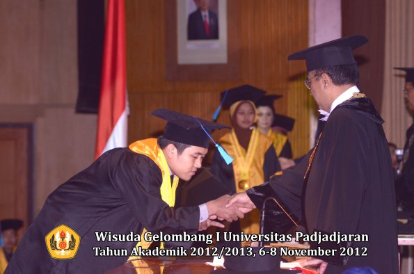 wisuda-unpad-gel-i-ta-2012_2013-fakultas-ilmu-budaya-oleh-rektor-146