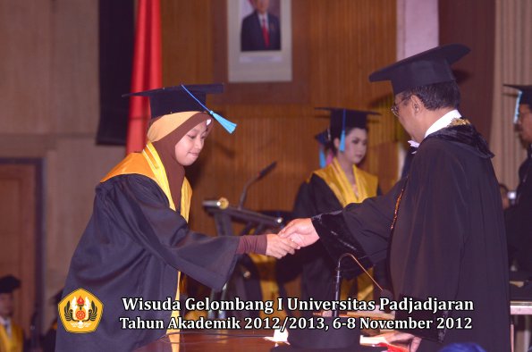 wisuda-unpad-gel-i-ta-2012_2013-fakultas-ilmu-budaya-oleh-rektor-147