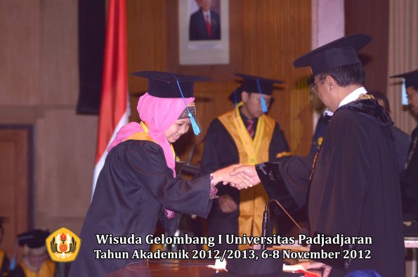 wisuda-unpad-gel-i-ta-2012_2013-fakultas-ilmu-budaya-oleh-rektor-149