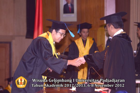 wisuda-unpad-gel-i-ta-2012_2013-fakultas-ilmu-budaya-oleh-rektor-151