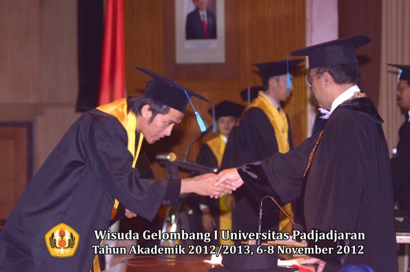 wisuda-unpad-gel-i-ta-2012_2013-fakultas-ilmu-budaya-oleh-rektor-152