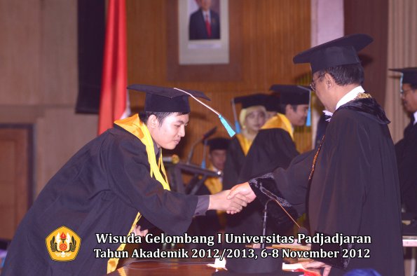 wisuda-unpad-gel-i-ta-2012_2013-fakultas-ilmu-budaya-oleh-rektor-154