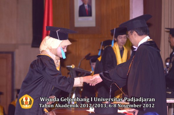 wisuda-unpad-gel-i-ta-2012_2013-fakultas-ilmu-budaya-oleh-rektor-156