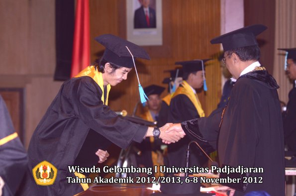 wisuda-unpad-gel-i-ta-2012_2013-fakultas-ilmu-budaya-oleh-rektor-157