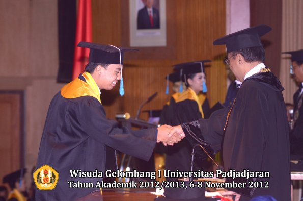 wisuda-unpad-gel-i-ta-2012_2013-fakultas-ilmu-budaya-oleh-rektor-158