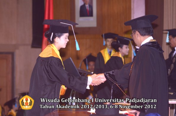 wisuda-unpad-gel-i-ta-2012_2013-fakultas-ilmu-budaya-oleh-rektor-159