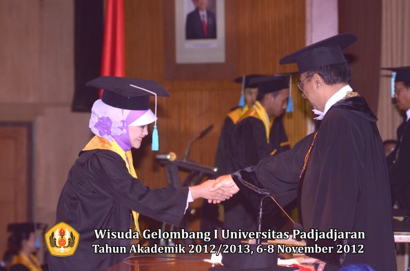 wisuda-unpad-gel-i-ta-2012_2013-fakultas-ilmu-budaya-oleh-rektor-162