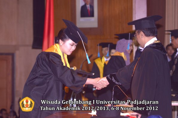 wisuda-unpad-gel-i-ta-2012_2013-fakultas-ilmu-budaya-oleh-rektor-165