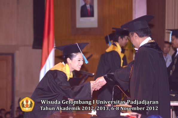 wisuda-unpad-gel-i-ta-2012_2013-fakultas-ilmu-budaya-oleh-rektor-167