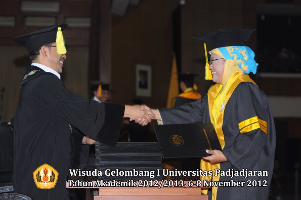 wisuda-unpad-gel-i-ta-2012_2013-fakultas-ilmu-komunikasi-oleh-dekan-012