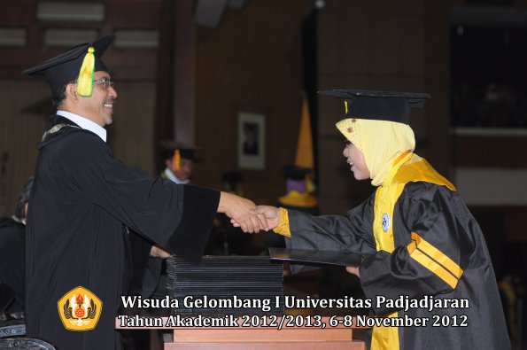 wisuda-unpad-gel-i-ta-2012_2013-fakultas-ilmu-komunikasi-oleh-dekan-017