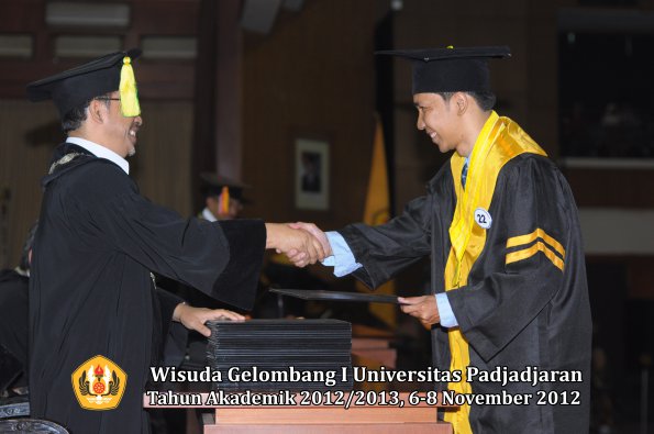 wisuda-unpad-gel-i-ta-2012_2013-fakultas-ilmu-komunikasi-oleh-dekan-018