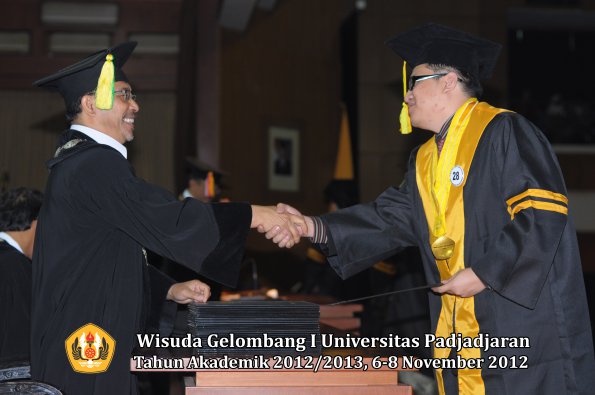 wisuda-unpad-gel-i-ta-2012_2013-fakultas-ilmu-komunikasi-oleh-dekan-023