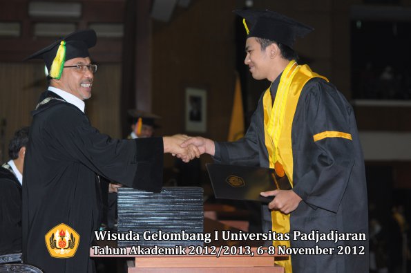 wisuda-unpad-gel-i-ta-2012_2013-fakultas-ilmu-komunikasi-oleh-dekan-055