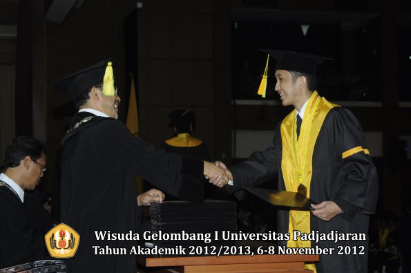 wisuda-unpad-gel-i-ta-2012_2013-fakultas-ilmu-komunikasi-oleh-dekan-056