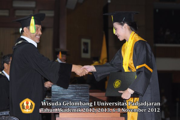 wisuda-unpad-gel-i-ta-2012_2013-fakultas-ilmu-komunikasi-oleh-dekan-059