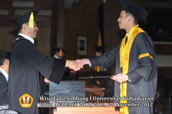 wisuda-unpad-gel-i-ta-2012_2013-fakultas-ilmu-komunikasi-oleh-dekan-061