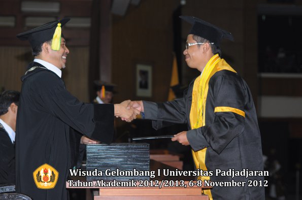 wisuda-unpad-gel-i-ta-2012_2013-fakultas-ilmu-komunikasi-oleh-dekan-062