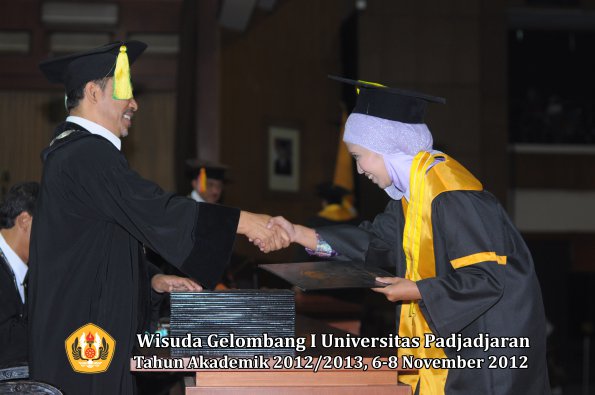 wisuda-unpad-gel-i-ta-2012_2013-fakultas-ilmu-komunikasi-oleh-dekan-066