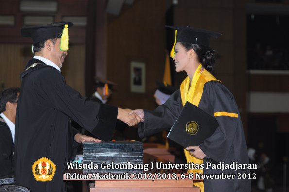 wisuda-unpad-gel-i-ta-2012_2013-fakultas-ilmu-komunikasi-oleh-dekan-067