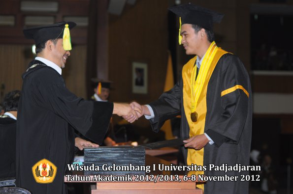 wisuda-unpad-gel-i-ta-2012_2013-fakultas-ilmu-komunikasi-oleh-dekan-071