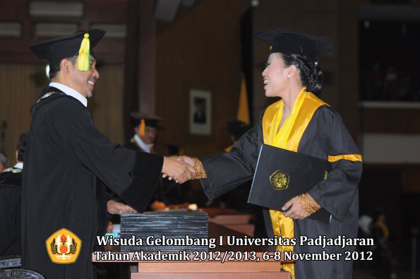 wisuda-unpad-gel-i-ta-2012_2013-fakultas-ilmu-komunikasi-oleh-dekan-072