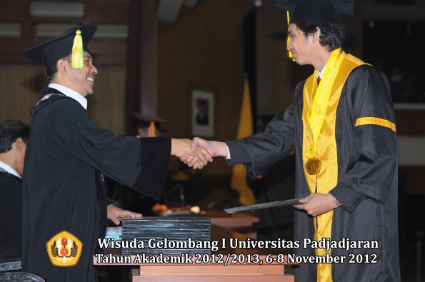 wisuda-unpad-gel-i-ta-2012_2013-fakultas-ilmu-komunikasi-oleh-dekan-074