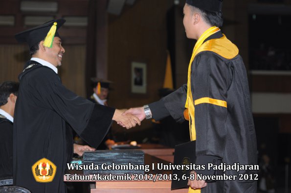 wisuda-unpad-gel-i-ta-2012_2013-fakultas-ilmu-komunikasi-oleh-dekan-076